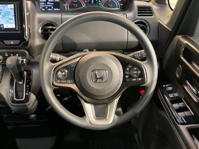 インテリアに合わせたデザインのステアリングは、運転される方のことも考え、運転しやすい形状、大きさです。是非一度、実際に触ってお確かめください。