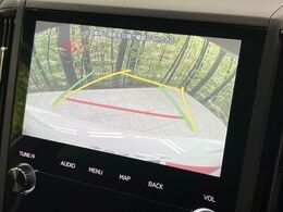 【バックカメラ】駐車時に後方がリアルタイム映像で確認できます。大型商業施設や立体駐車場での駐車時や、夜間のバック時に大活躍！運転スキルに関わらず、今や必須となった装備のひとつです！