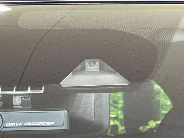 【インテリジェントエマージェンシーブレーキ】フロントカメラで前方の車両や歩行者を検知。衝突しそうな時は衝突被害軽減ブレーキが作動、衝突回避をサポート。より安全にドライブをお楽しみいただけます。