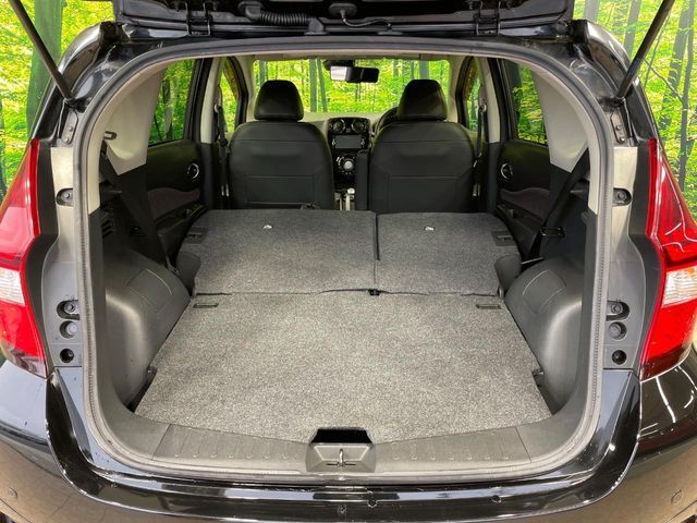 後席を格納すると、これだけの広さが！シーンに合わせたシートアレンジで、大きな荷物も積むことが出来ます♪