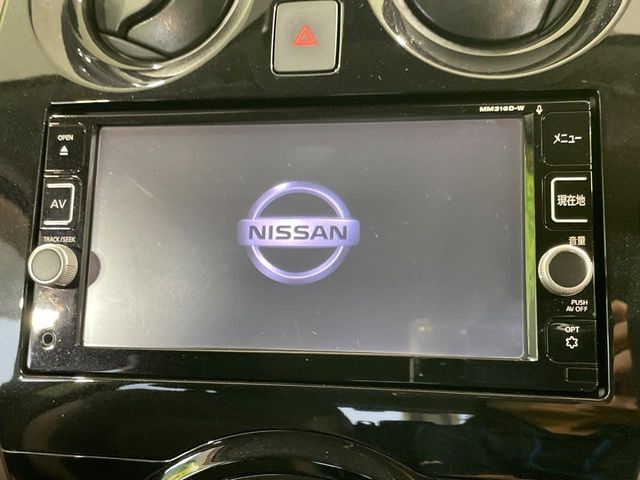 【純正ナビ】人気の純正ナビを装備しております。ナビの使いやすさはもちろん、オーディオ機能も充実！キャンプや旅行はもちろん、通勤や買い物など普段のドライブも楽しくなるはず♪