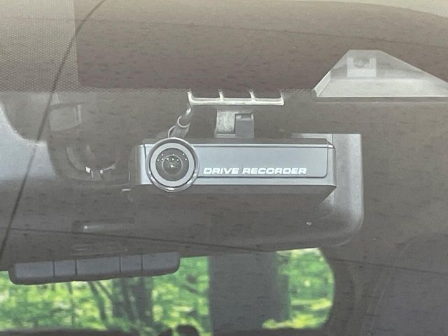【ドライブレコーダー】安心・安全なカーライフに必須のドライブレコーダーを装備！走行中はもちろん、あおり運転や事故に遭遇した際の状況も映像で記録し、万一のリスクに備えます。