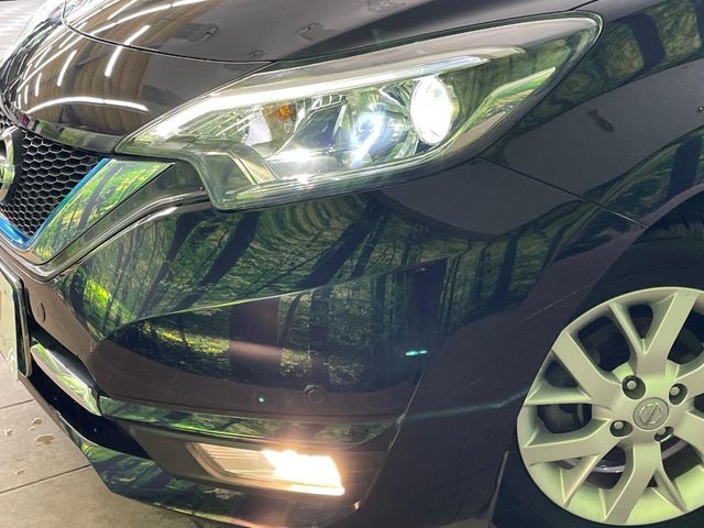 【LEDヘッドライト】悪天候や夜間走行時も良好な視界を確保し安心して運転できる高輝度LEDヘッドライトを装備！点灯速度が早く、消費電力も抑えられています。