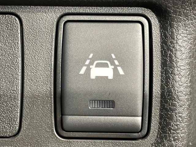 【インテリジェントLI】走行中の車線からはみ出しそうな時、警告音と共にステアリングとブレーキを制御し、車線内を走行する様にアシスト。より安全な運転をサポートしてくれます！