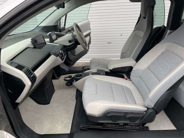 左右観音開き乗車定員4人となっています！満充電最大走行可能距離は390Kmです！