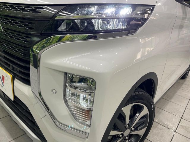 【LEDヘッドライト】悪天候や夜間走行時も良好な視界を確保し安心して運転できる高輝度LEDヘッドライトを装備！点灯速度が早く、消費電力も抑えられています。