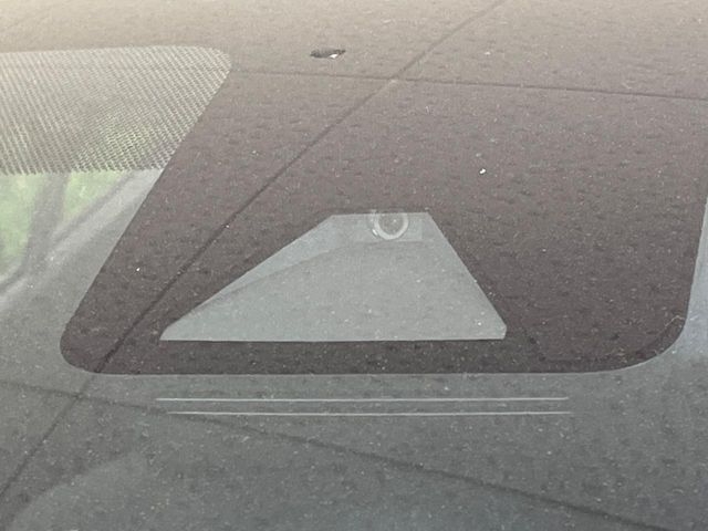 【トヨタセーフティセンス】走行中に前方の車両等を認識し、衝突しそうな時は警報とブレーキで衝突回避と被害軽減をアシスト。より安全にドライブをお楽しみいただけます。