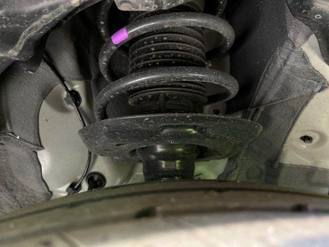 お車を安心してお乗りいただく為には、足回りの定期点検が欠かせません。サービスサポート（有償保証）では無料点検もご提供しており、安心のカーライフをお過ごしいただけるサポート体制が整っています。