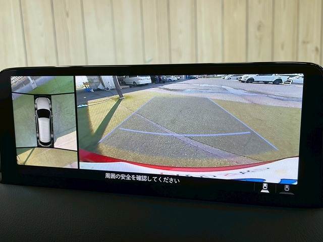 【アラウンドビューモニター】 クルマを上空から見下ろしているかのように、直感的に周囲の状況を把握できます。