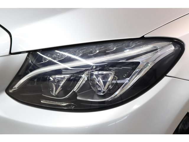 視認性に優れたLEDハイパフォーマンスヘッドライトを搭載！運転者様の夜間走行をサポート致します！！