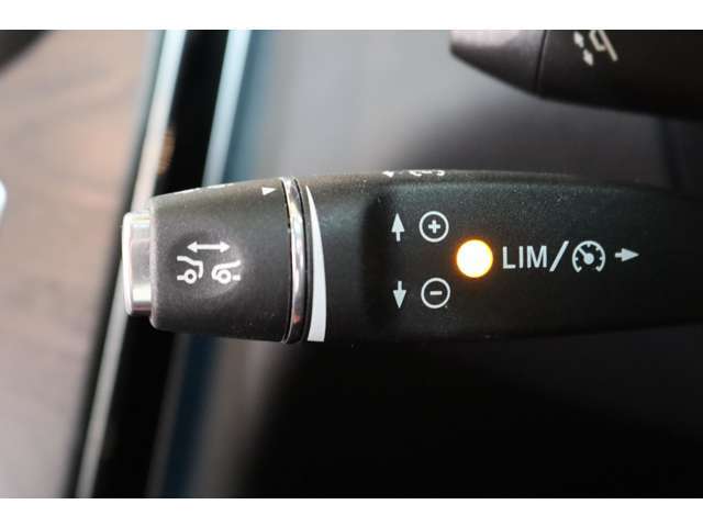 前方の車両の位置を検知し自動的に加減速を行うディスタンスパイロットシステムを搭載しております！前車追従型のクルーズコントロールです！