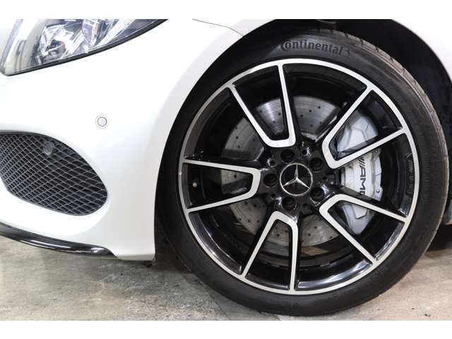 AMG19インチ5ツインスポークアルミホイールを装着しております！放熱性に優れたドリルドブレーキローターやロゴ入りブレーキキャリパーも装備しておりますので、よりスポーティーな印象を受けます！