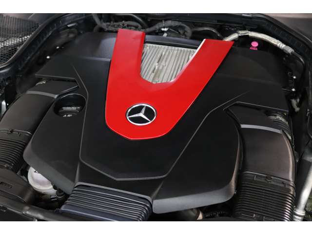 3，000cc　V型6気筒DOHCツインターボ搭載エンジン！9Gトロニックの組み合わせにより力強く滑らかな走りをお楽しみ頂けます！