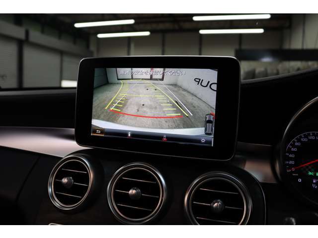 ガイドライン付きバックカメラ！車輌の前後にはパークトロニックセンサーも装備し、より安全な車庫入れなどが可能です！！
