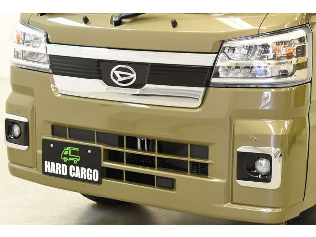 メッキフロントグリルでよりスタイリッシュに！