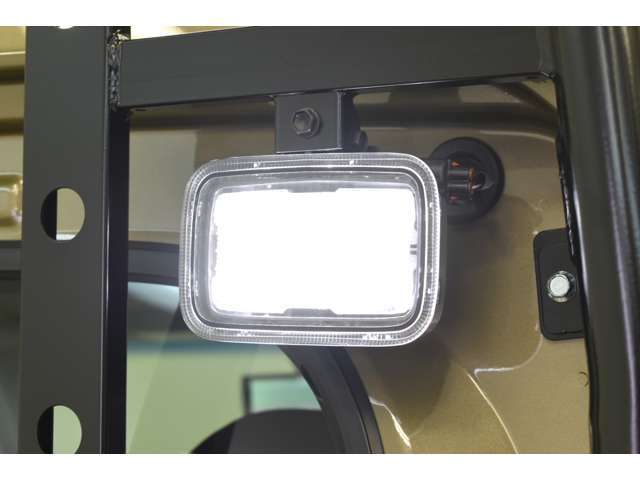 荷台作業灯で夜間も明るく！