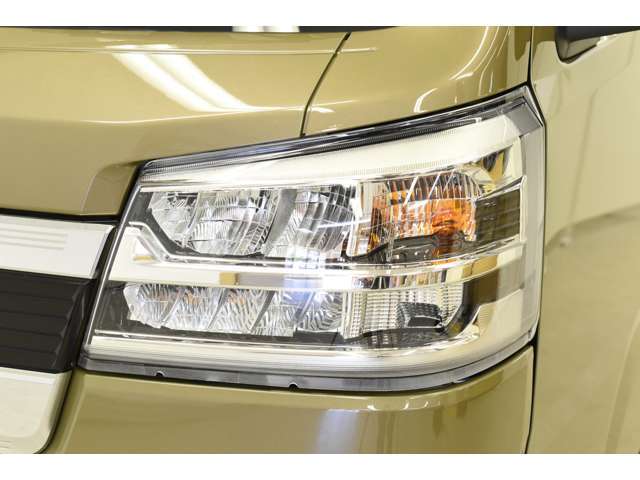 ロー/ハイビーム・オートレベリング機能・ LEDクリアランスランプ・オートライト付