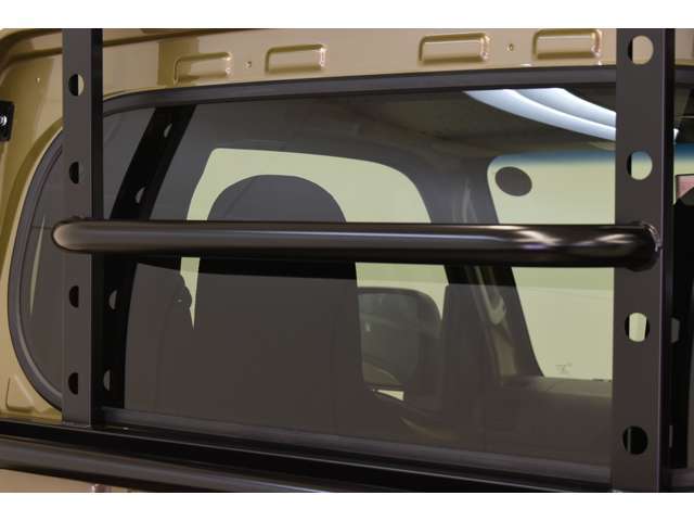 強固なロールバーで、リアガラスをガードします