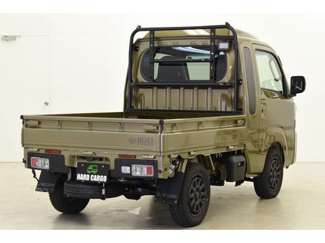 軽トラックに機能性とカッコよさをプラス。「強固」×「運ぶ」をコンセプトに2017年にブランドを立ち上げ、全国のお客様に支持され続けています。