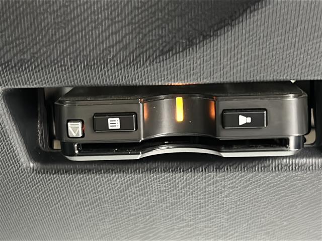 【ビルトインETC】スッキリ収納型、車のデザインと一体となった埋込み型タイプです。 配線も見えず、隙間も無いので運転席周りが洗練された空間になっています！