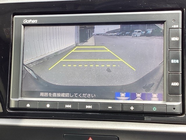 3ビュー切り替えやガイド線表示のバックカメラで、バックでの車庫入れも安心です。