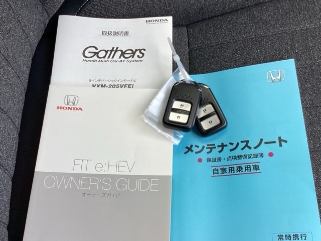 メンテナンスノート【整備記録簿】、取説も揃ってます。スマートキーはバッグなどにしまったままボタン操作でエンジンの始動・停止ができて大変便利です。