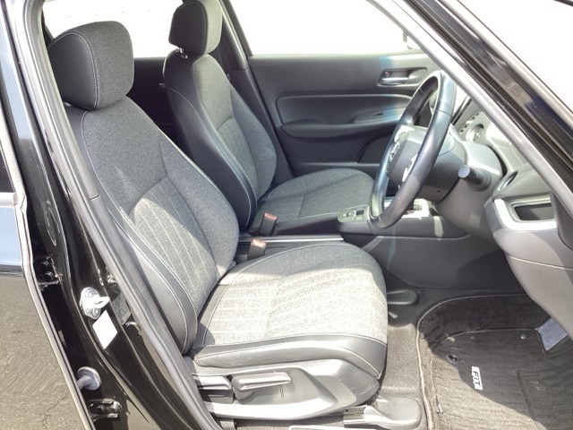 フロントは広々セパレートシート、運転席は、高さを調整できるハイトアジャスター付きです。