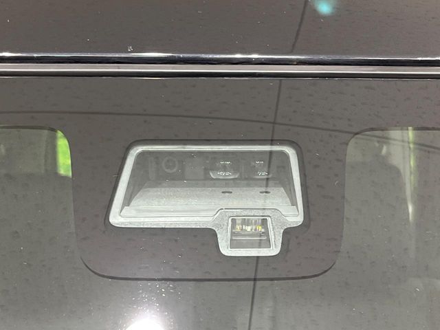 【デュアルセンサーブレーキサポート】低速走行中に前方の車両等を認識し、衝突しそうな時は警報とブレーキで衝突回避と被害軽減をアシスト。より安全にドライブをお楽しみいただけます。