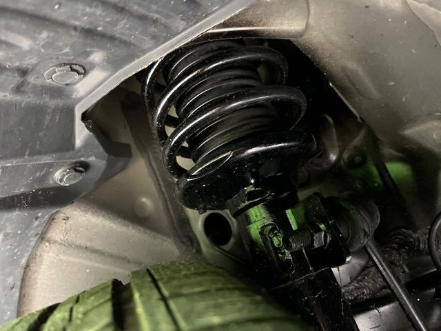 お車を安心してお乗りいただく為には、足回りの定期点検が欠かせません。サービスサポート（有償保証）では無料点検もご提供しており、安心のカーライフをお過ごしいただけるサポート体制が整っています。