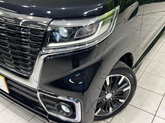 【LEDヘッドライト】悪天候や夜間走行時も良好な視界を確保し安心して運転できる高輝度LEDヘッドライトを装備！点灯速度が早く、消費電力も抑えられています。