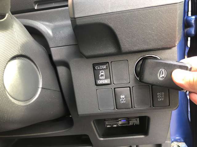 運転席操作部ではアイドリングストップに加え左側パワースライドドア、スリップコントロールの操作が可能です。