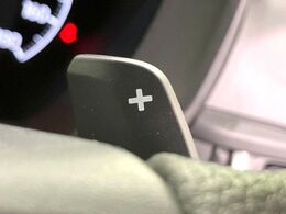 【パドルシフト】ハンドルから手を離さずに素早くシフトアップ＆ダウンができるので、エンジンブレーキを使う下り坂や高速道路の合流で加速したい場面で役立ちます。