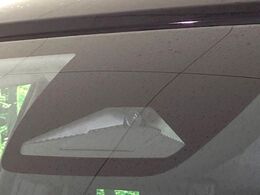 【ホンダセンシング】走行中に前方の車両等を認識し、衝突しそうな時は警報とブレーキで衝突回避と被害軽減をアシスト。より安全にドライブをお楽しみいただけます。