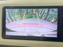 【バックカメラ】駐車時に後方がリアルタイム映像で確認できます。大型商業施設や立体駐車場での駐車時や、夜間のバック時に大活躍！運転スキルに関わらず、今や必須となった装備のひとつです！