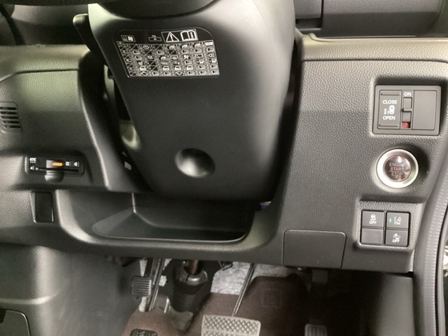 左側に高速で便利なETCがあり、また、便利な電動スライドドア、横滑りを防ぐVSAなどのスイッチは、運転席の右側、手の届きやすい位置にあります。