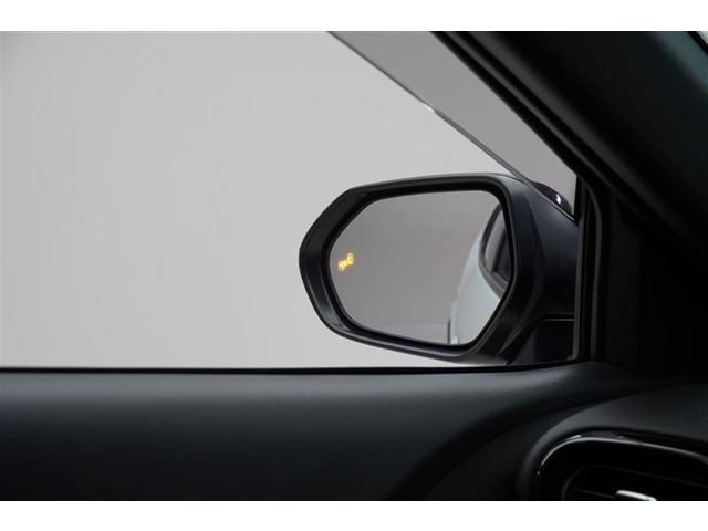 走行中に後側方レーダーセンサーにより隣の車線を走行する車両を検知してくれるブラインドスポットモニターを装備しています。