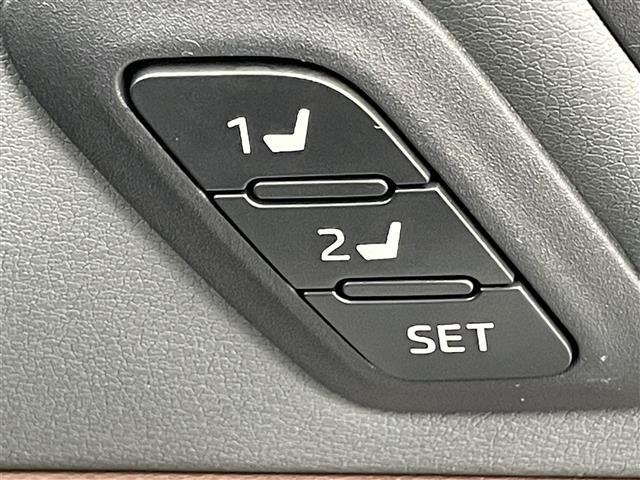 【ポジションメモリー（パワーシート）】それぞれのスイッチを押すと、あらかじめ設定したドライビングポジションに自動で調整してくれます。シートポジションがしっかり決まると、毎日の運転が楽になりますね！