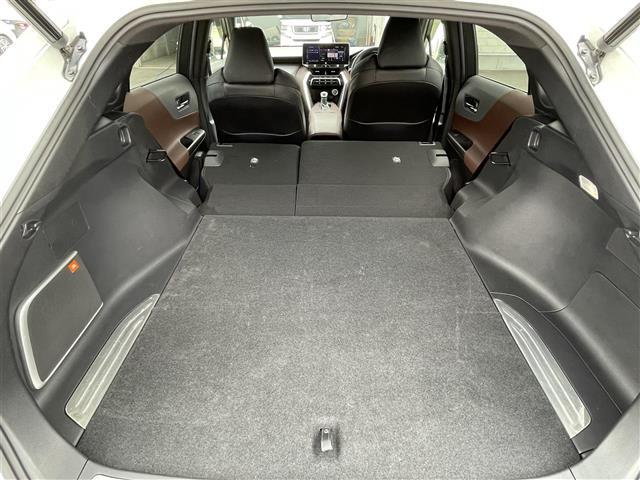 【トランク】積み込みやすくて、たっぷり積める荷室です。シートアレンジできるものは、乗車人数と荷物の量や大きさによってシートを動かすことができるので、より快適なドライブが可能です！