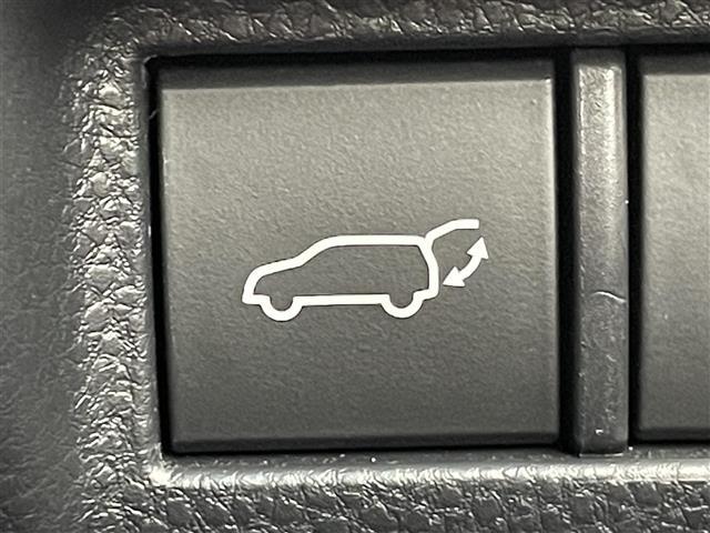 【パワーバックドア】荷物を抱えた状態でもリアゲートの開閉が可能です！お買い物時やアウトドアの際に役立ちますね。