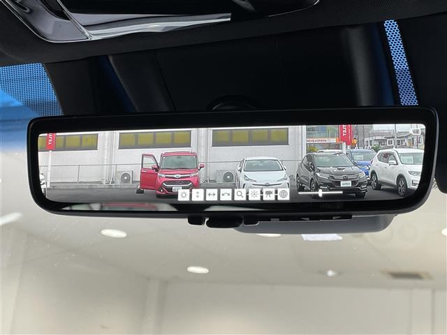【デジタルルームミラー】車両後方カメラの映像をルームミラーに映すことが出来ます。 そのため、後席に人や荷物があって後方が見えづらい場合でもしっかり視界を確保することが出来ます。