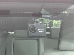 【ドライブレコーダー】安心・安全なカーライフに必須のドライブレコーダーを装備！走行中はもちろん、あおり運転や事故に遭遇した際の状況も映像で記録し、万一のリスクに備えます。