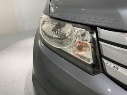 ディスチャージヘッドライト搭載でしっかり明るく照らしてくれるので、夜間走行や不慣れな道でも安心です。