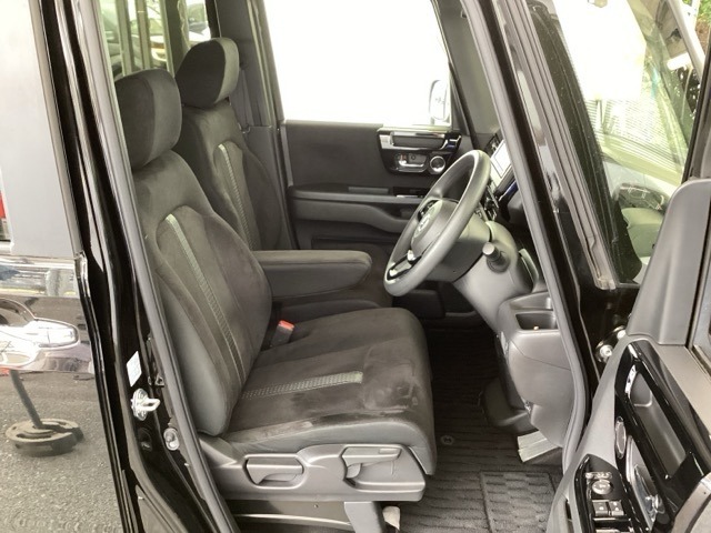 フロント広々、ベンチシートの運転席は、ハイトアジャスターが付いているので、快適にドライブができます。ハンドルはチルトステアリングで、ハンドル位置を上下に調節できます。