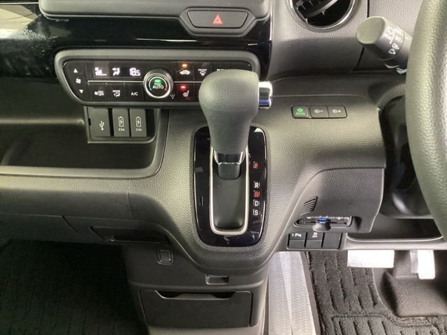 足元スッキリ、インパネシフトです。パーキングブレーキはフットブレーキタイプなので、運転席と助手席の間がスッキリしています。