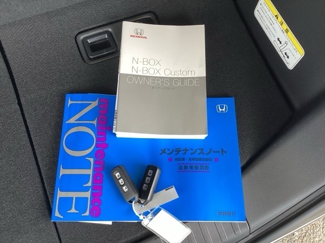 メンテナンスノート【整備記録簿】、取説も揃っています。スマートキーはバッグなどにしまったままボタン操作でエンジンの始動・停止ができて大変便利です。