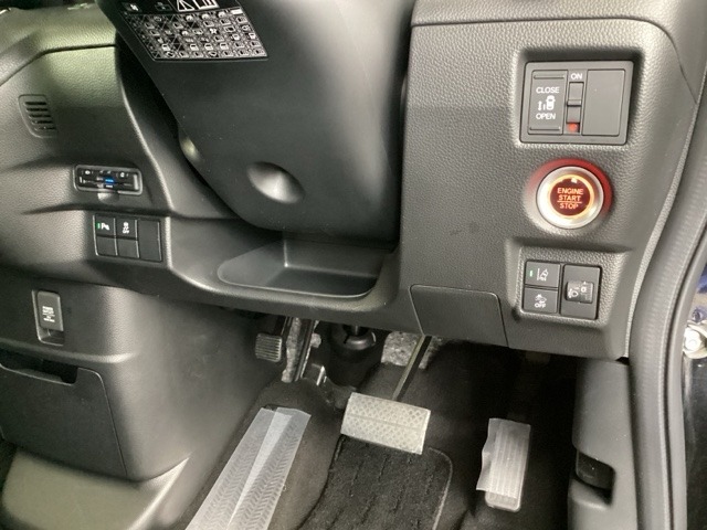 左側に高速で便利なETCがあり、また、便利な電動スライドドア、横滑りを防ぐVSAなどのスイッチは、運転席の右側、手の届きやすい位置にあります。