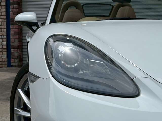 綺麗な外装色GTホワイトに相性の良いお洒落なブラウンカラーソフトトップや迫力の純正19インチボクスターSホイール、バイキセノンヘッドライトが装備！！