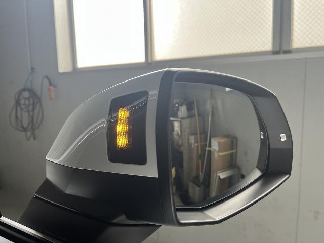 アウディサイドアシスト『後方の死角を並走する車両を検知しドアミラーの内側のLEDが点灯。ドライバーに注意を促し事故を未然に防ぐシステムです。』