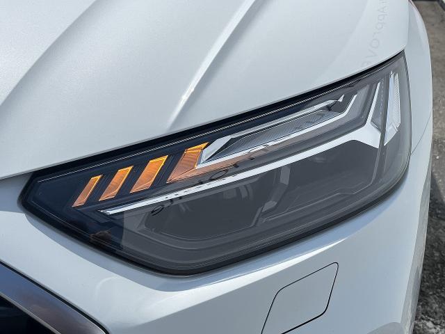 マトリクスLEDヘッドライト『複数のセンサーとカメラによって他車や歩行者を検出。ドライバーや歩行者の視界を妨げることが無いように、約1億通りの自動配光が可能です。』