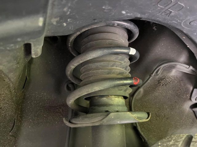 お車を安心してお乗りいただく為には、足回りの定期点検が欠かせません。サービスサポート（有償保証）では無料点検もご提供しており、安心のカーライフをお過ごしいただけるサポート体制が整っています。